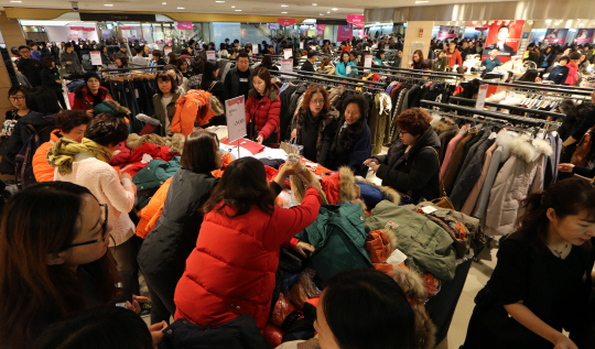 ‘K-세일데이’가 진행되고 있는 가운데 29일 서울 시내 한 대형 백화점에 마련된 할인 행사 매장이 휴일을 맞아 고객들로 북적이고 있다.   연합뉴스