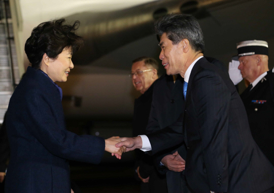 박근혜 대통령이 29일 오후(한국시간 30일 오전) 프랑스 파리에서 열리는 기후변화정상회의에 참석하기 위해 오를리 공항에 도착해 윤종원(오른쪽) 주 경제협력개발기구(OECD) 대사와 악수하고 있다.   연합뉴스