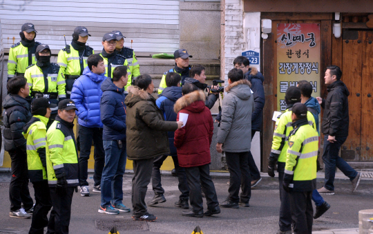 한상균 민주노총 위원장이 은신한 서울 종로구 조계사 인근 골목길에 30일 오전 한 위원장 도주 등을 막기 위해 정·사복 경찰관들이 배치되고 있다.  김낙중 기자 sanjoong@