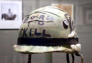 ‘살인하기 위해 태어났다’(BORN TO KILL)는 글이 적힌 ‘풀 메탈 자켓’ 주인공 조커의 헬멧.