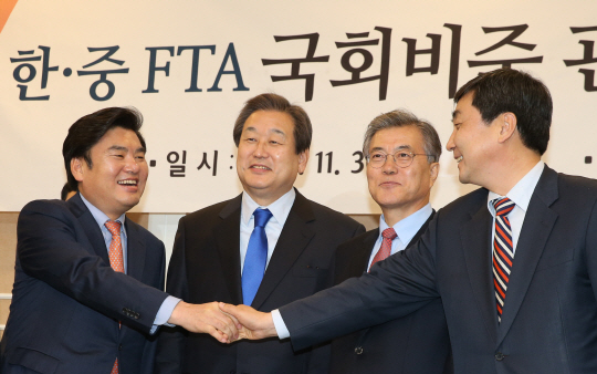 여야 지도부가 30일 국회에서 한·중 자유무역협정(FTA) 비준동의안 본회의 표결처리에 합의한 뒤 악수를 하고 있다. 왼쪽부터 새누리당 원유철 원내대표, 김무성 대표, 새정치민주연합 문재인 대표, 이종걸 원내대표.