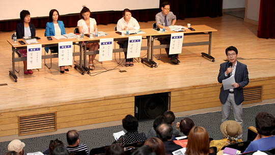 정원오(오른쪽) 성동구청장이 지난 8월 서울 성동구 행당동 청소년수련관에서 열린 교육특구 공청회에서 특구 지정 시 비전에 대해 설명하고 있다.  성동구 제공