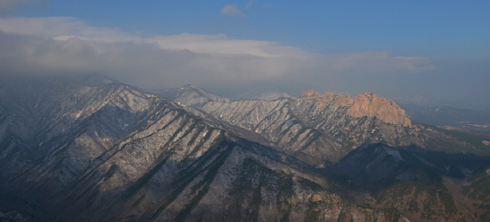 케이블카를 타고 오르는 설악산 권금성의 봉화대 정상의 조망. 저항령과 황철봉, 울산바위 쪽을 사진으로 담았다. 여기서는 공룡능선과 만물상, 나한봉, 마등령, 세존봉, 장군봉도 한눈에 들어온다. 저항령 방향에서 뒤돌아보면 멀리 토왕성폭포의 상단 부분도 눈에 들어온다.