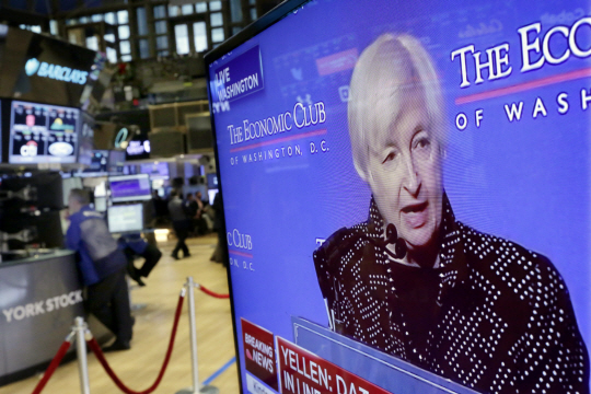 재닛 옐런 미국 연방준비제도(Fed) 의장이 2일 워싱턴 이코노믹 클럽에서 기조연설하는 모습이 뉴욕 증권거래소에 설치된 TV 화면을 통해 중계되고 있다. 옐런 의장은 이날 미국 경제전망에 대해 얘기하며 12월 기준금리 인상을 강력히 시사했다.  AP 연합뉴스
