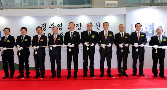 3일 오전 서울 영등포구 여의동 전국경제인연합회 회관에서 열린 ‘정주영 회장 탄신 100주년 기념 사진전’ 개막식에서 정홍원(왼쪽 네 번째부터) 아산 탄신 100주년 기념사업위원장, 허창수 전경련 회장, 이홍구 전 국무총리, 정몽준 아산재단 이사장 등이 개막 테이프를 자르고 있다.