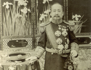 머리를 짧게 깎고 서양식 군복을 입은 고종. 1907년 일본인 사진작가 무라카미 덴신이 촬영한 사진으로 알려져 있다.