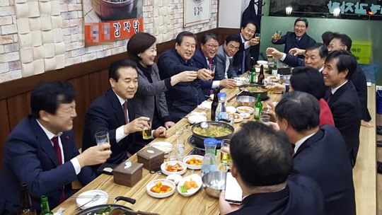 새누리당 김무성(왼쪽 줄 가운데) 대표와 당 소속 의원, 김희정(김 대표 왼쪽) 여성가족부 장관 등이 3일 새벽 내년도 예산안과 관광진흥법 등 경제활성화 법안을 통과시킨 뒤 국회 앞 한 식당에서 건배를 하고 있다. 연합뉴스