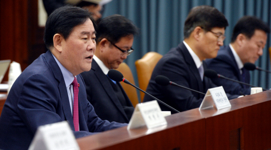 최경환(왼쪽) 부총리 겸 기획재정부 장관이 4일 오전 정부서울청사에서 열린 재정전략협의회에서 모두 발언을 하고 있다.