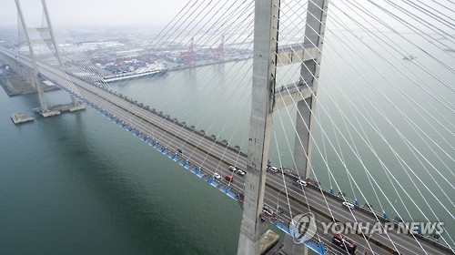 (평택=연합뉴스) 지난 3일 서해대교 주탑 교량 케이블에서 발생한 화재로 서해안 고속도로 서평택IC~송악IC 양방향 13km구간 통행이 전면 차단된 4일 오후 경기도 평택시 서해대교 사고 현장이 추가 케이블 낙하 위험으로 접근이 제한되고 있다.