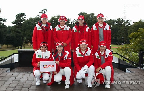 (서울=연합뉴스) 4일 일본 아이치현 미요시 컨트리클럽에서 열린 ‘더퀸즈 presented by 코와’에서 KLPGA팀 선수들이 기념촬영을 하고 있다. 뒷줄 왼쪽부터 시계방향으로 이정민, 고진영, 박성현, 김민선, 전인지, 조윤지, 배선우, 이보미.  KLPGA 제공