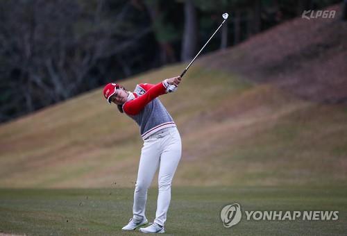 (서울=연합뉴스) 4일 일본 아이치현 미요시 컨트리클럽에서 열린 ‘더퀸즈 presented by 코와’ 1라운드 6번 홀에서 전인지가 아이언 샷을 하고 있다. KLPGA 제공