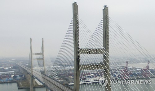 서해안 고속도로 서평택IC~송악IC 양방향 13km구간 통행이 전면금지되었다. 사진은 사고여파로 텅빈 서해대교의 모습.