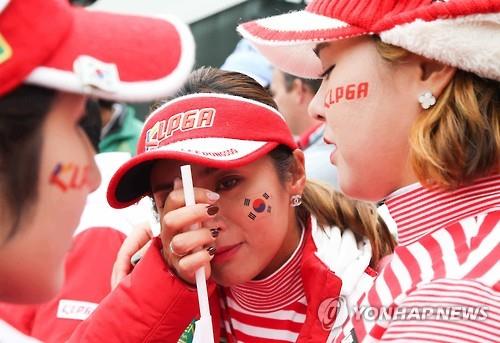 (서울=연합뉴스) 한국여자프로골프(KLPGA)팀 이보미가 6일 일본 아이치현 나고야 인근 미요시 컨트리클럽(파72.6천500야드)에서 열린 세계 4개 투어 대항전 더 퀸즈 대회에서 일본에 패해 준우승 한 뒤 눈물을 흘리고 있다. KLPGA 제공