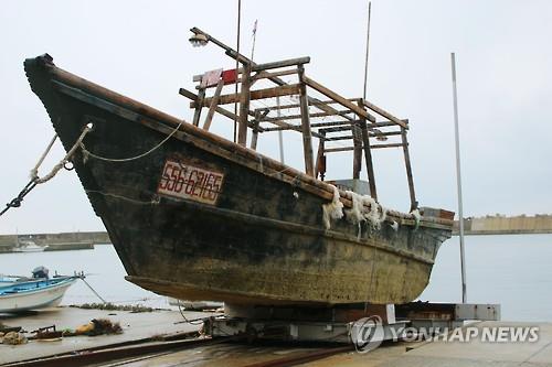 최근 일본 이시카와(石川)현의 노토(能登) 반도에서 발견된 국적 불명의 표류 선박이다. 조업을 위해 출항한 북한 어선으로 추정된다는 견해가 제기됐다. (교도=연합뉴스 자료사진)