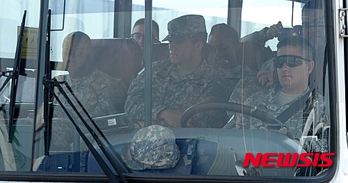 【파주=뉴시스】북한의 포격도발과 관련해 남북의 회담 재개를 앞둔 23일 경기 파주시 통일대교에서 주한 미군 차량이 이동하고 있다.