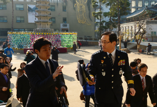 8일 오전 구은수 서울경찰청장이 서울 종로구 견지동 조계사를 방문한 가운데 뒤편으로 한상균 민주노총 위원장이 은신한 관음전이 보인다.