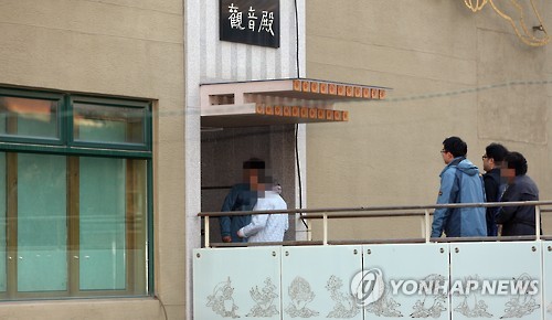 (서울=연합뉴스) 조계사 신도들이 8일 오후 서울 견지동 종로구 조계사 관음전에서 이곳에 피신해 있는 한상균 민주노총 위원장을 끌어내기 위해 관음전으로 들어가고 있다.
