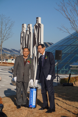 8일 조환익(오른쪽) 한국전력 사장과 신동진 전국전력산업노조위원장이 광주 전남 빛가람 혁신도시 한전 사옥 앞에서 2115년 12월 1일에 개봉할 ‘100년 타임캡슐’을 봉인하기 전에 기념사진을 찍고 있다.