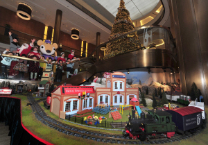 특급호텔들이 크리스마스를 앞두고 마련한 숙박 패키지는 들뜬 연말 분위기에 여행을 떠난 기분을 만끽할 수 있도록 해준다. 사진은 밀레니엄 서울 힐튼 로비에 장식된 크리스마스 자선열차.