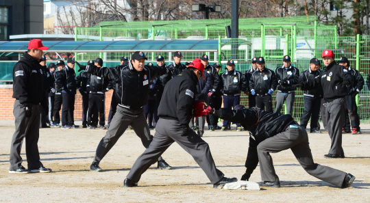 야구심판학교 교육생들이 지난 5일 서울 서대문구 홍은동 명지전문대에서 열린 실기 수업에서 도루 판정 실습을 하고 있다.