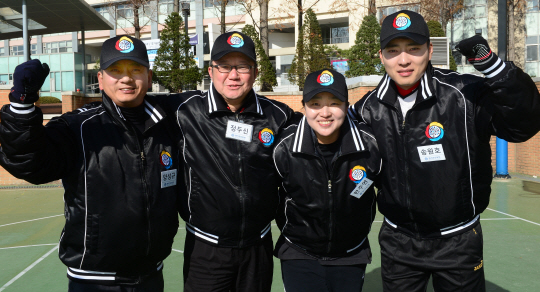 야구심판학교 교육생인 양성규(왼쪽부터), 정두신, 한주연, 송원호 씨가 지난 5일 서울 서대문구 홍은동 명지전문대 심판학교 교육장에서 파이팅을 외치고 있다.