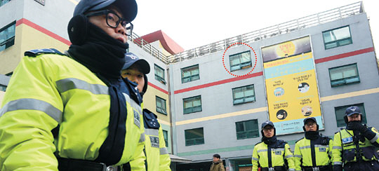 경찰이 한상균 민주노총 위원장의 자진출두 시한을 9일 오후 4시로 제시한 가운데 이날 오전 서울 종로구 조계사 일대에서 경찰이 삼엄한 경비를 펼치고 있다. 정면 맨 위층 점선 안 창문의 방이 한 위원장이 은신하고 있는 곳이다.