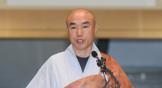 9일 오전 서울 종로구 조계사에서 조계종 대변인인 일감 스님이 경찰의 경내 진입을 반대하는 내용의 조계종 공식 입장을 밝히고 있다.