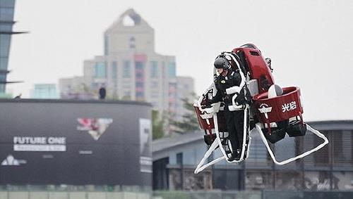 선전에서 이뤄진 제트팩의 첫 시험비행(중국 계면 웹사이트 캡처)