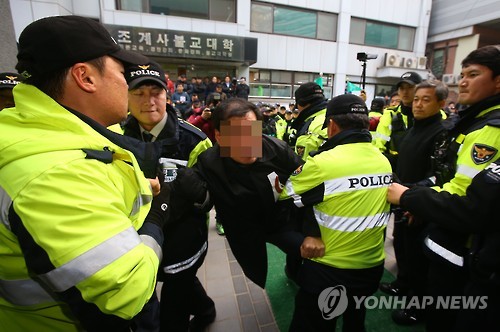 조계사에 피신 중인 민주노총 한상균 위원장 검거를 위한 경찰 공권력 투입 시한이 임박한 9일 오후 서울 종로구 조계사 관음전 앞에서 건물로 들어가려던 조계사 관계자가 경찰에 제지당하고 있다. (서울=연합뉴스)