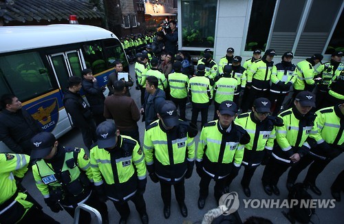 9일 오후 한상균 민주노총 위원장에 대한 체포 작전에 나선 경찰이 서울 종로구 조계사 뒷편 골목에 호송차를 배치시키고 있다. 경찰은 9일 조계종 총무원장 자승 스님의 제안에 따라 조계사에 은신 중인 한상균 민주노총 위원장에 대한 체포 작전을 연기했다. (서울=연합뉴스)