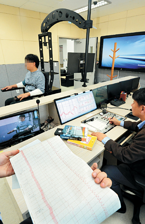 강원 원주시 국립과학수사연구원에서 김희송(오른쪽) 법심리과장이 지난 11월 17일 한 참고인을 상대로 거짓말탐지기 조사를 진행하며 진술을 분석하고 있다.