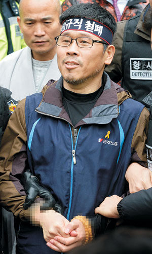 한상균 민주노총 위원장이 10일 오전 서울 종로구 견지동 조계사를 벗어난 직후 경찰에 체포돼 수갑이 채워진 채 남대문경찰서로 압송되고 있다.