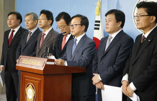 이동근(오른쪽 두 번째) 대한상공회의소 상근부회장 등 경제단체 관계자들이 9일 국회 정론관에서 ‘기업활력제고특별법’(기활법) 처리를 촉구하는 기자회견을 하고 있다.
