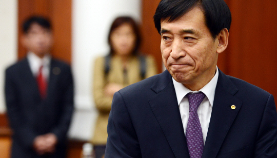 이주열 한국은행 총재가 10일 서울 중구 남대문로 한국은행에서 열린 금융통화위원회 본회의에 참석하고 있다.