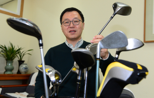 장경로 교수가 지난 8일 경기 수원시의 성균관대 자연과학대학 캠퍼스 수성관 학장실에서 스포츠과학부 학생들이 사용하는 골프 클럽을 설명하고 있다.    신창섭 기자 bluesky@