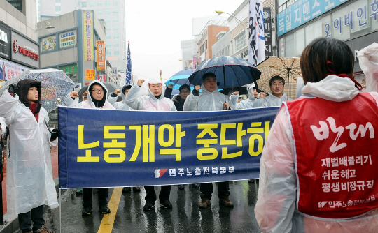 민주노총 전북본부가 10일 전북 전주 세이브존 앞에서 한상균 민주노총 위원장 체포에 항의하는 전국 동시다발 규탄 집회를 열며 구호를 외치고 있다.  뉴시스