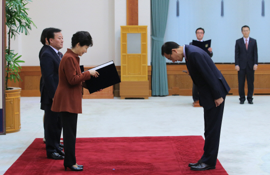 박근혜 대통령이 10일 청와대에서 열린 신임 장·차관(급) 임명장 수여식에서 김수남 검찰총장에게 임명장을 주고 있다.  연합뉴스
