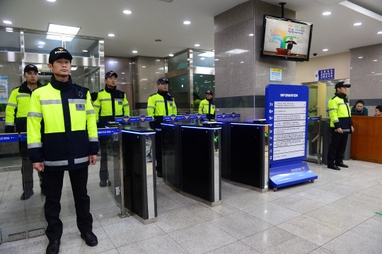 한상균 민주노총 위원장이 압송된 서울 남대문경찰서 현관 출입구에서 경찰관들이 10일 출입을 통제하고 있다.  뉴시스
