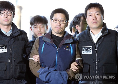 민주노총 한상균 위원장이 12일 오후 구속영장 실질심사를 받기 위해 서울 서초구 서울중앙지법 건물로 들어서고 있다.
