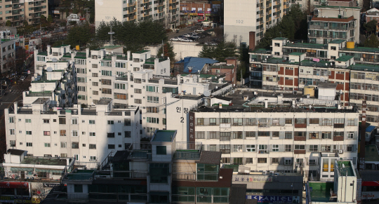 올들어 부동산 시장 활황으로 전국 주택매매 거래량이 9년 만에 최대를 기록했으나 12월 들어 수도권을 중심으로 거래가 주춤, 주목되고 있다. 지난 11일 서울 서대문구 홍제동 인왕 아파트 모습.