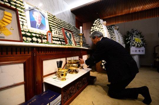 15일 오전 서울 서대문구 연세세브란스병원 장례식장에 마련된 고 이만섭 전 국회의장의 빈소를 찾은 정몽준 아산재단 이사장이 분향을 하고 있다. 뉴시스