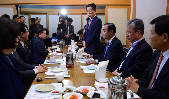 새정치민주연합 주승용(오른쪽 네 번째) 의원이 14일 서울 여의동의 한 음식점에서 열린 호남지역 의원 회동에서 인사말을 하고 있다.