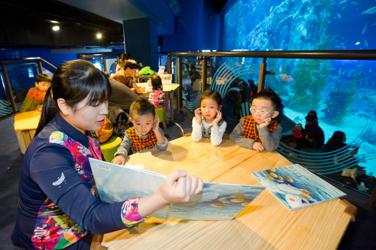 롯데월드 아쿠아리움이 미취학 아동을 대상으로 진행하는 ‘아쿠아 유치원’. 해양생물의 습성과 어류의 구조 등을 배우는 탐구교실 형태로 운영하고 있다.