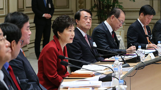 박근혜 대통령이 16일 오전 청와대에서 열린 경제관계장관회의를 주재하며 “국회가 기업활력제고특별법을 조속히 통과시켜줘야 한다”고 말하고 있다.  연합뉴스