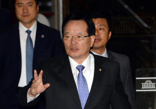 정의화 국회의장이 16일 오전 국회 출근길에 선거구 획정 및 노동·경제활성화 법안의 직권상정 여부를 묻는 취재진의 질문을 받자 ‘기자간담회에서 밝히겠다’는 취지의 답변을 하고 있다.