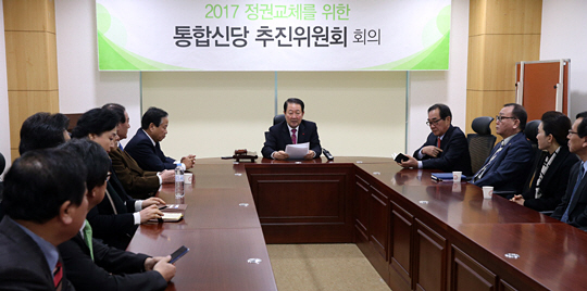 신당 창당을 추진 중인 무소속 박주선 의원이 15일 국회 의원회관에서 열린 통합신당추진위 3차 회의에서 모두발언을 하고 있다. 연합뉴스