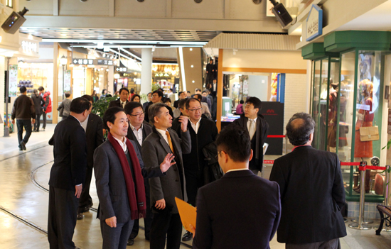 김창권(왼쪽 두번째) 롯데자산개발 대표이사가 15일 건축·설계 협력사 대표들과 서울 송파구 신천동 롯데월드몰 테마스트리트인 ‘서울서울 3080’을 소개하고 있다. 롯데자산개발 제공