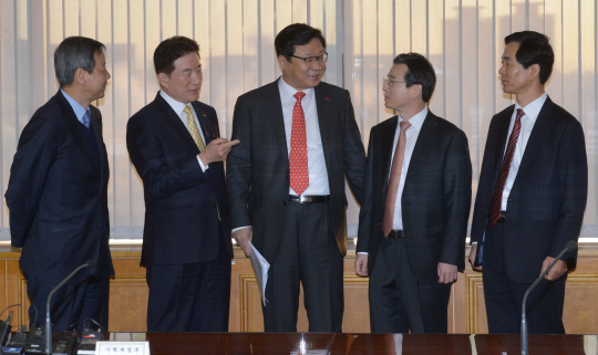 17일 오전 서울 중구 명동 은행회관에서 열린 거시경제금융회의에 앞서 김익주(왼쪽부터) 국제금융센터원장, 장병화 한국은행 부총재, 주형환 기획재정부 1차관, 김용범 금융위원회 사무처장, 박세춘 금융감독원 부원장이 미국의 금리 인상에 따른 대책 등을 논의하고 있다.
