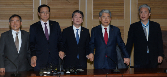 안철수(가운데) 의원이 21일 오전 국회 의원회관에서 독자 신당 창당 계획을 밝힌 후 새정치민주연합을 탈당한 의원들과 손을 잡고 있다. 왼쪽부터 황주홍·문병호 의원, 안 의원, 김동철·유성엽 의원.
