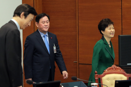 박근혜 대통령이 22일 오전 청와대에서 열린 영상 국무회의에 참석하기 위해 회의장으로 들어서고 있다. 박 대통령 왼쪽부터 최경환 부총리 겸 기획재정부 장관, 윤병세 외교부 장관. 연합뉴스
